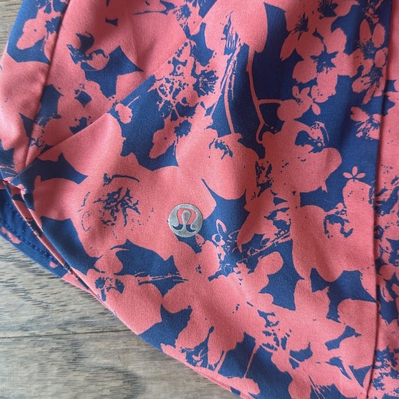 Lululemon Choose A Side-reversible shorts-Size 2 - Picture 3 of 10
